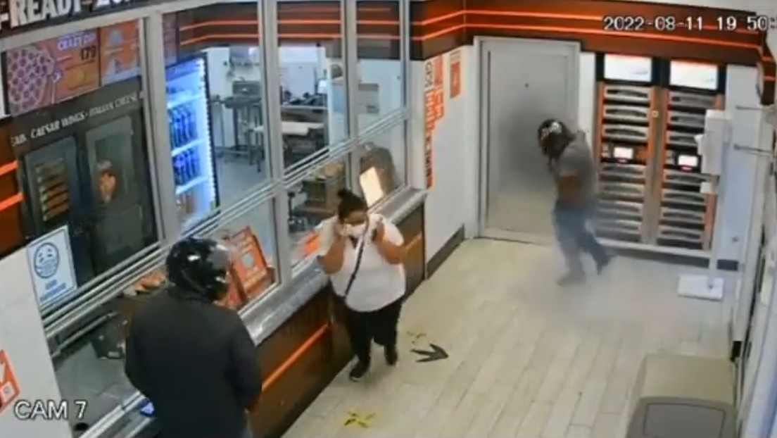 Momento exacto de un asalto con armas de fuego a una pizzería en México