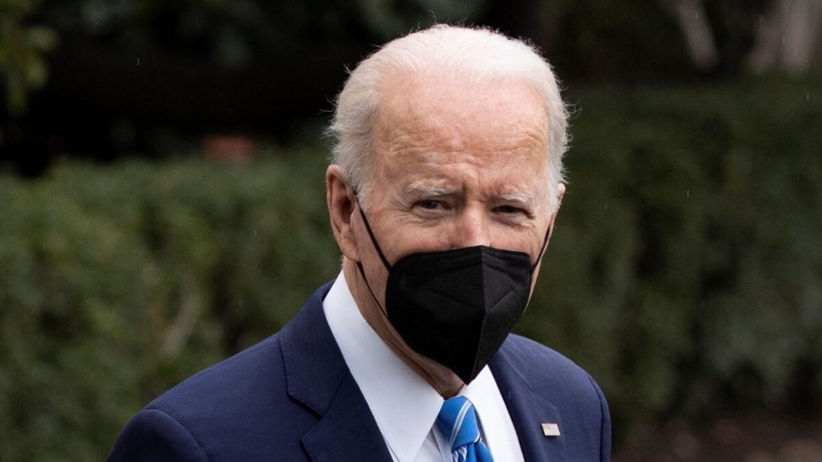 Presidente Joe Biden está en aislamiento por seguir positivo a la Covid-19