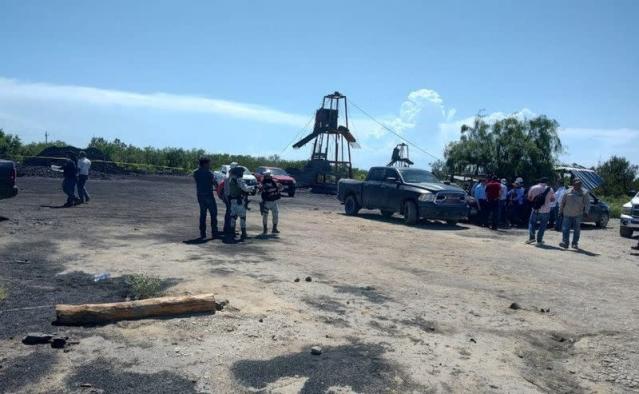 Rescatan a tres mineros tras derrumbe de una mina en México