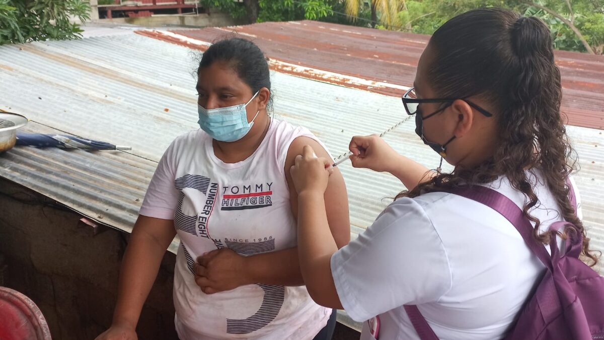 Trabajadores de la salud celebran su día con vacunación contra la Covid-19   