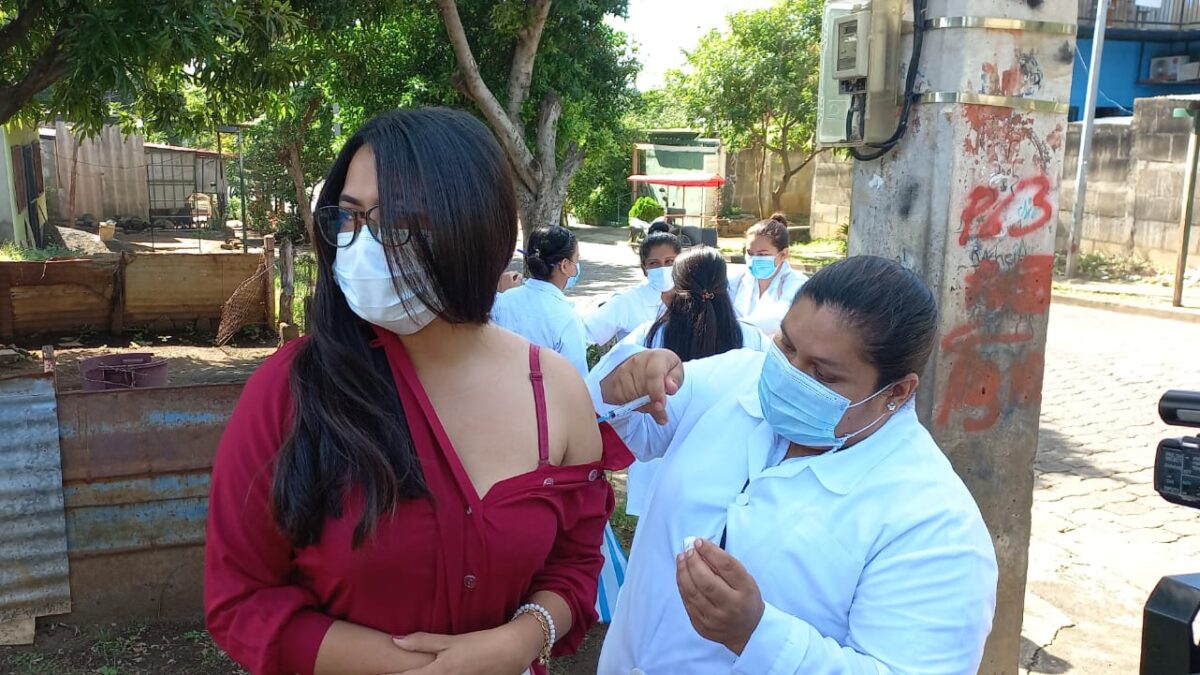 Vacunación contra la Covid-19 avanza en los barrios del distrito III de la capital