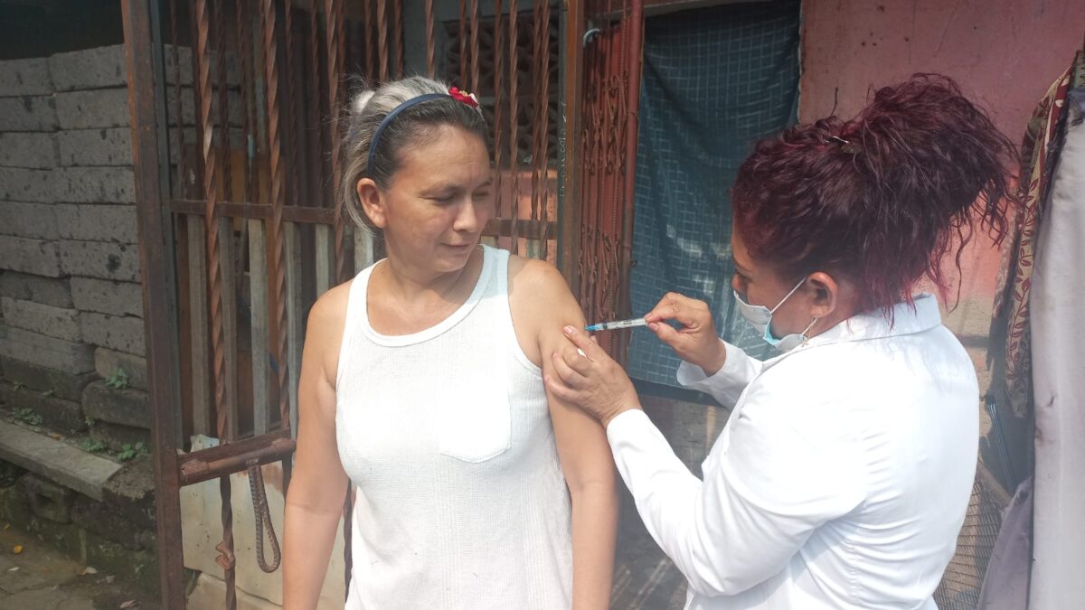 Acercan vacunas contra la Covid-19 a familias del barrio Jorge Dimitrov