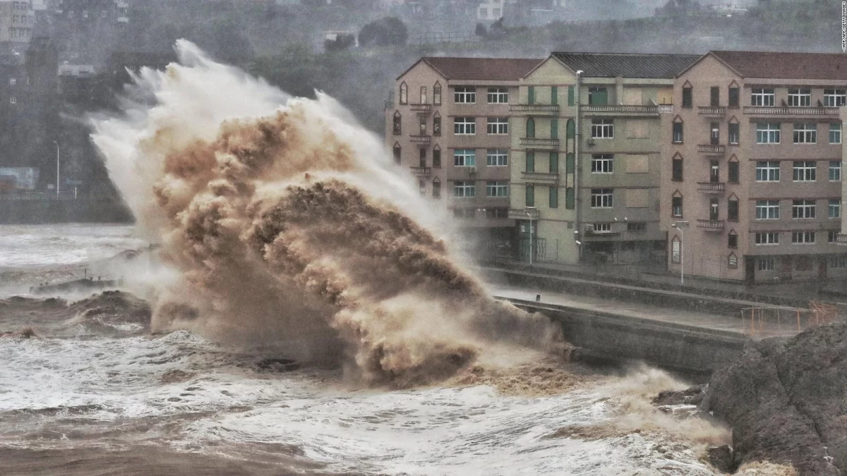 Establecen alerta roja por el tifón Muifa en China