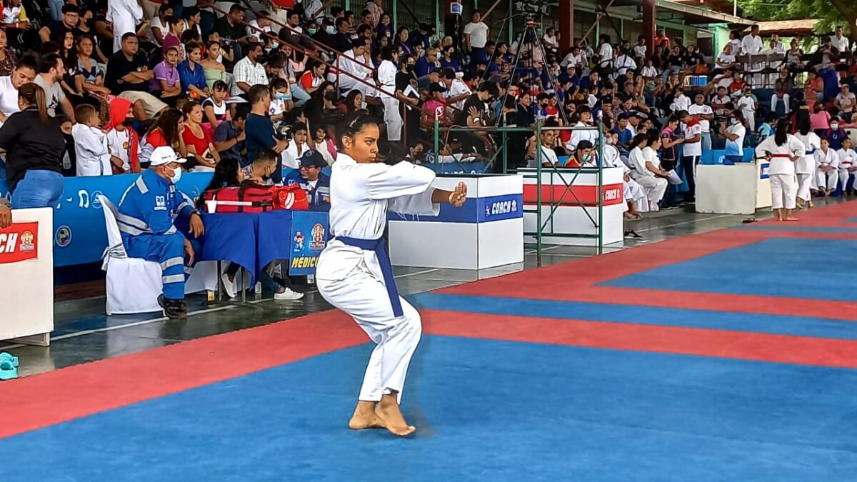 Atletas participan en el Campeonato Nacional de Karate Do