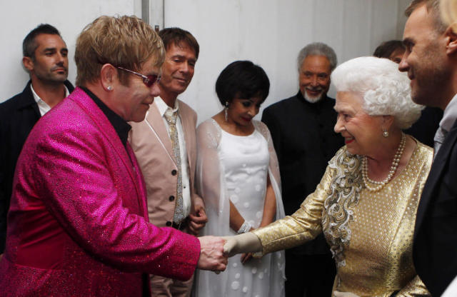 Elton John se despide de reina Isabel II
