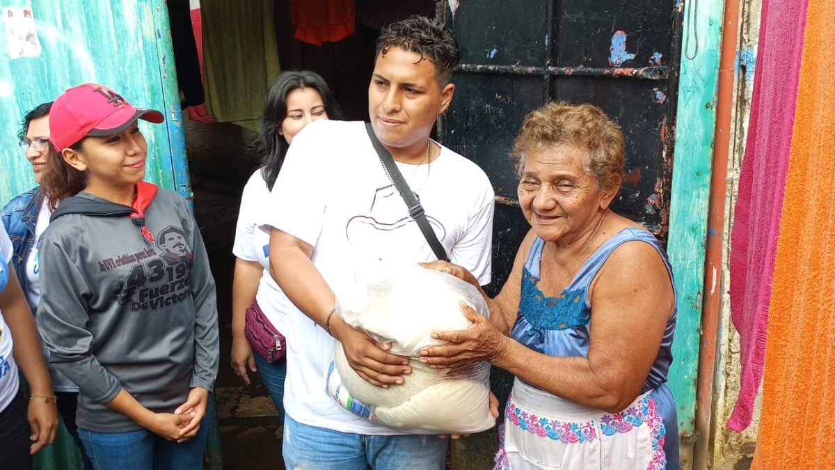 Entregan 82 paquetes alimenticios a madres de héroes y mártires del distrito IV