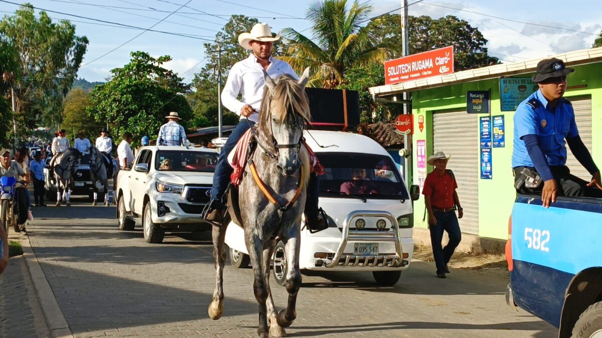 Espectacular desfile hípico en el cierre de las fiestas en Jalapa  