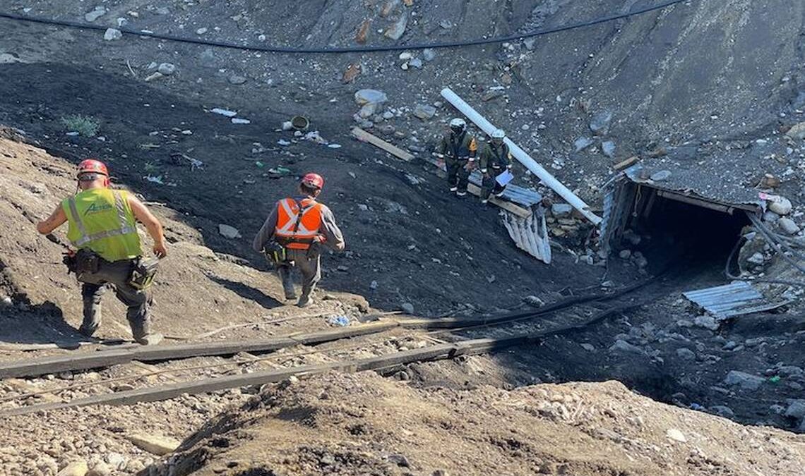 Al menos un fallecido tras derrumbe de mina en Durango