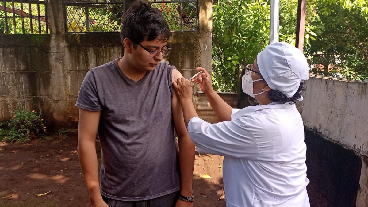 Familias del barrio Oro Verde se vacunan para prevenir la Covid-19