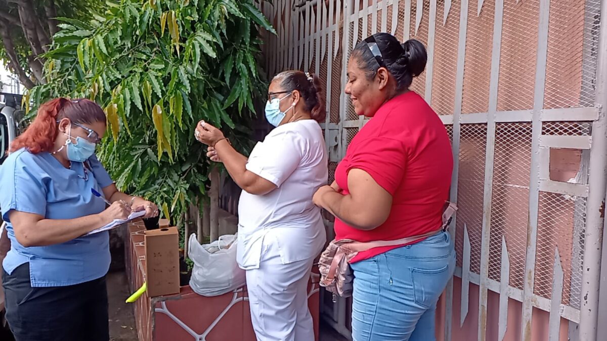 Familias del barrio William Díaz se vacunan voluntariamente contra la Covid-19