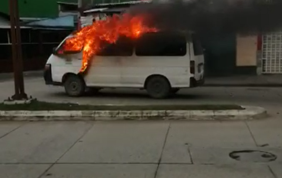 Guatemala: microbús avanza por las calles sin conductor y sin control