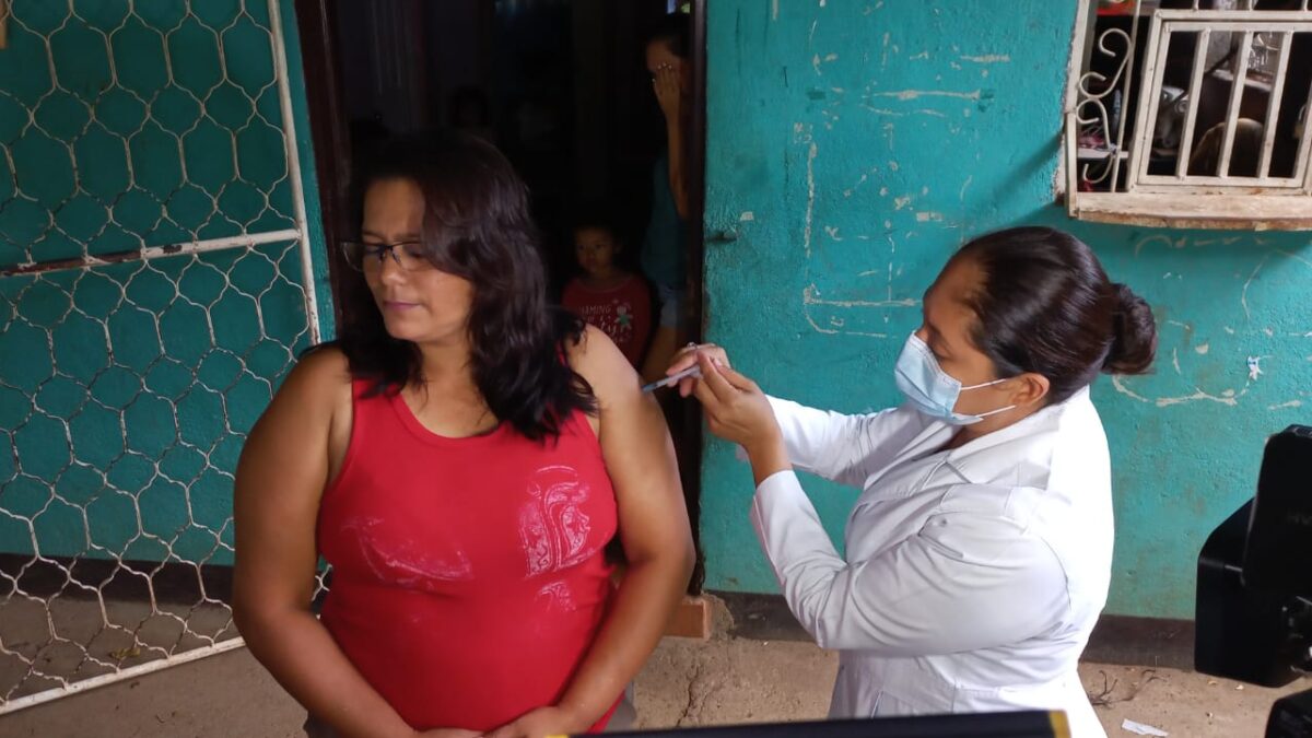Habitantes de Pochocuape reciben vacuna contra la Covid-19 en sus viviendas