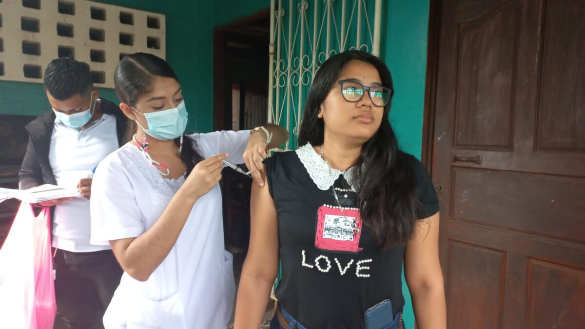 Habitantes de Villa Flor Sur se vacunan contra la Covid-19 para prevenir complicaciones