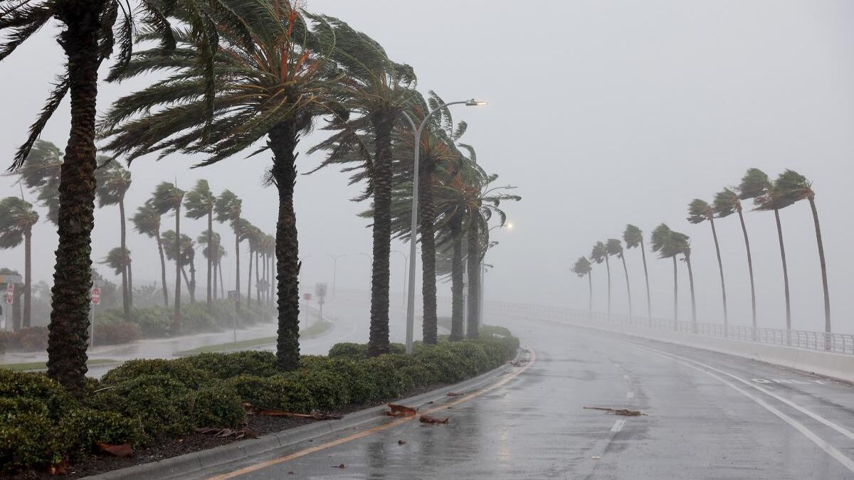 Huracán Ian se desgrada a tormenta tropical tras estragos en Florida