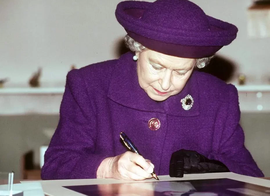 Aseguran que Isabel II intercambió cartas con una desconocida durante 70 años