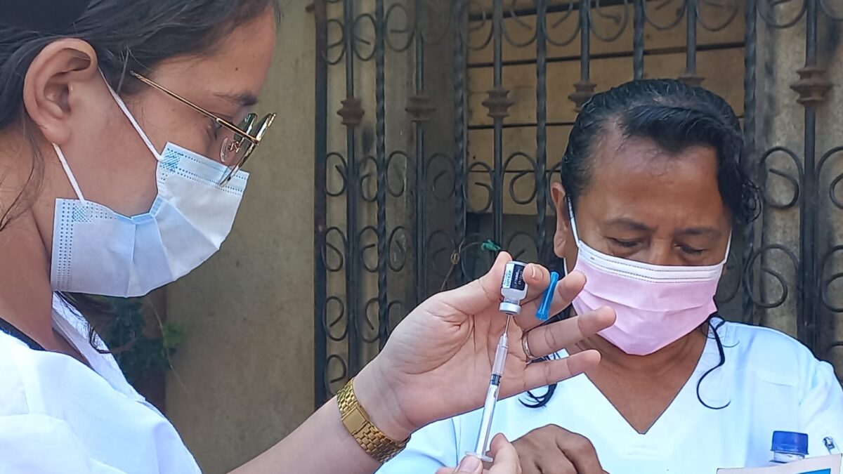 Personal de salud comprometido con jornada de vacunación voluntaria contra la Covid-19