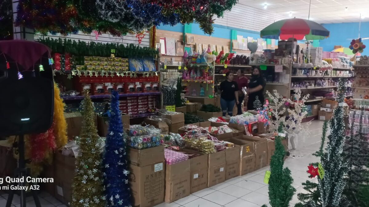 Mercados populares abastecidos con productos decorativos navideños