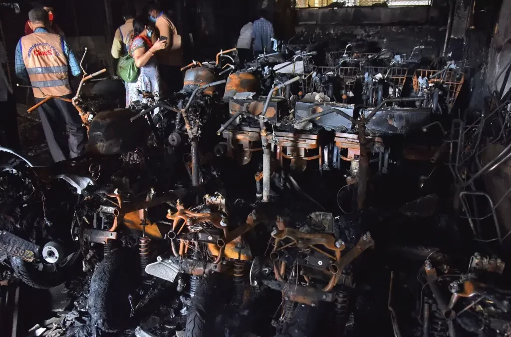 Ocho muertos tras incendio en sala de exposición de bicicletas eléctricas en la India