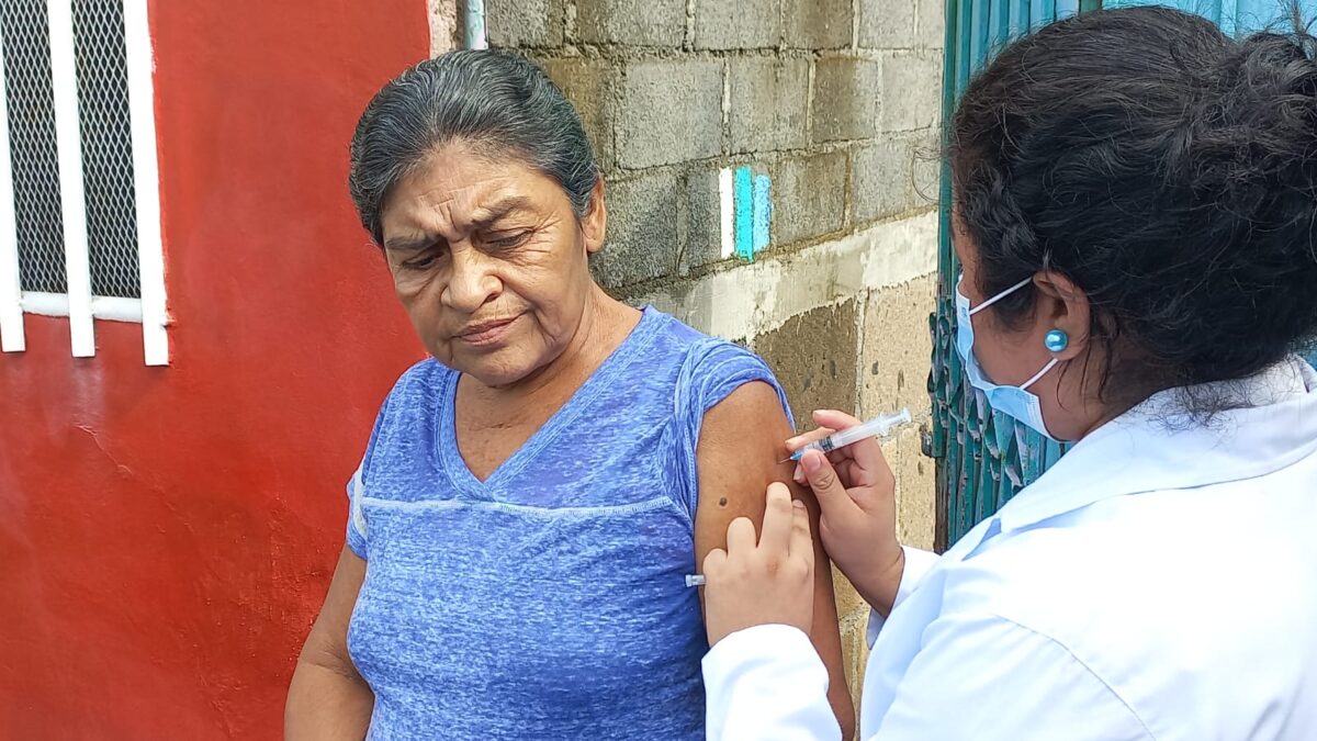 Nicaragüenses mantienen bajo control la Covid-19 con la vacunación voluntaria