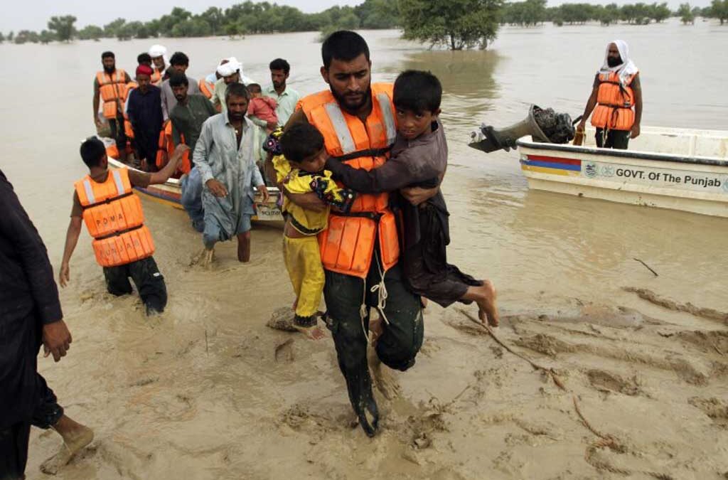 Pakistán: casi mil 500 son los muertos por lluvias e inundaciones