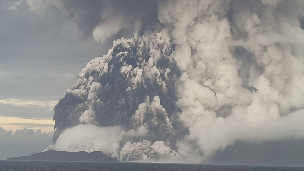 Volcán submarino de Tonga erupciona 18 veces en 48 horas