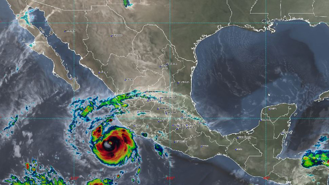 Huracán Roslyn se intensifica a categoría 3 mientras se acerca a México