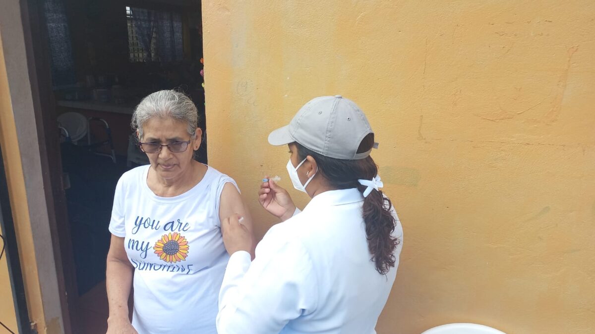 Nicaragüenses reciben atención integral hasta su casa para prevenir enfermedades