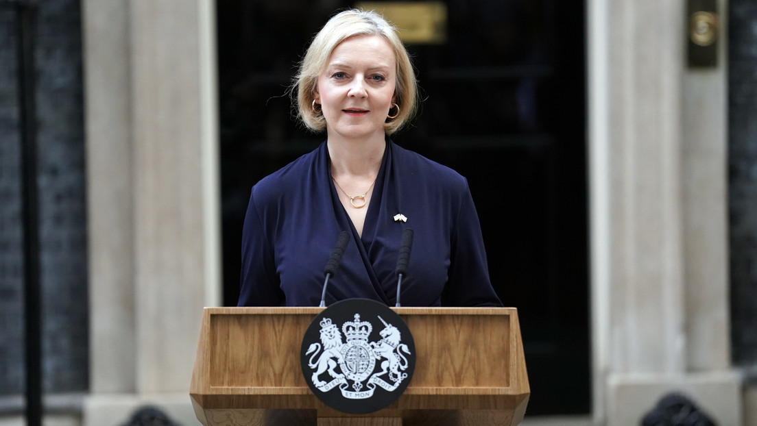 Primera ministra británica dimite tras semanas en su cargo
