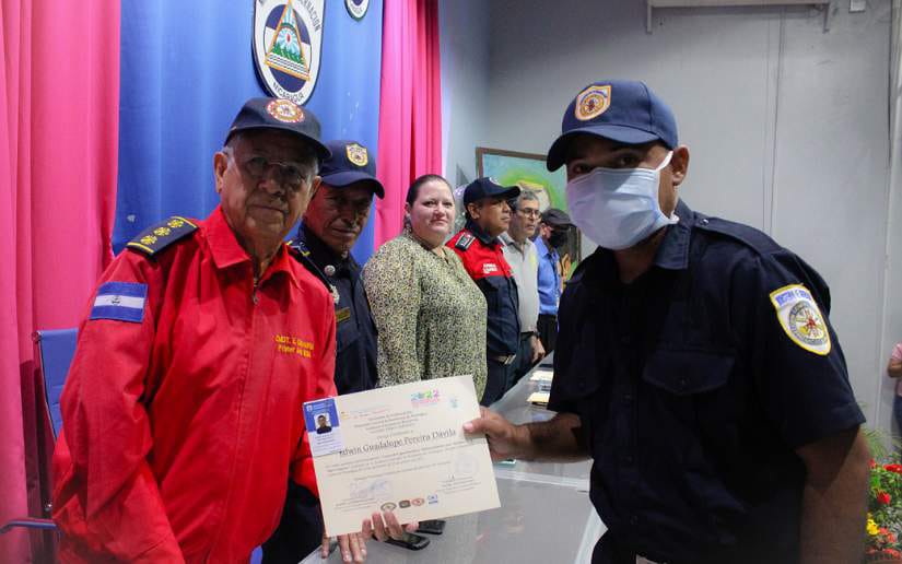 Cuarenta nuevos bomberos reciben certificados para servicio de la comunidad