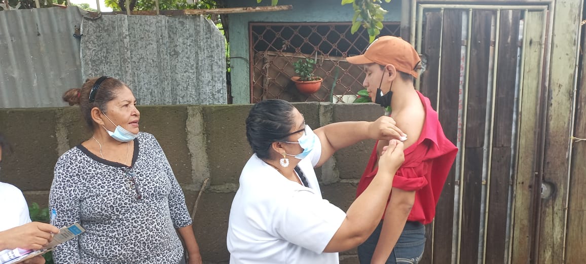 Brigadistas explican a ciudadanos de los barrios la importancia de la vacunación