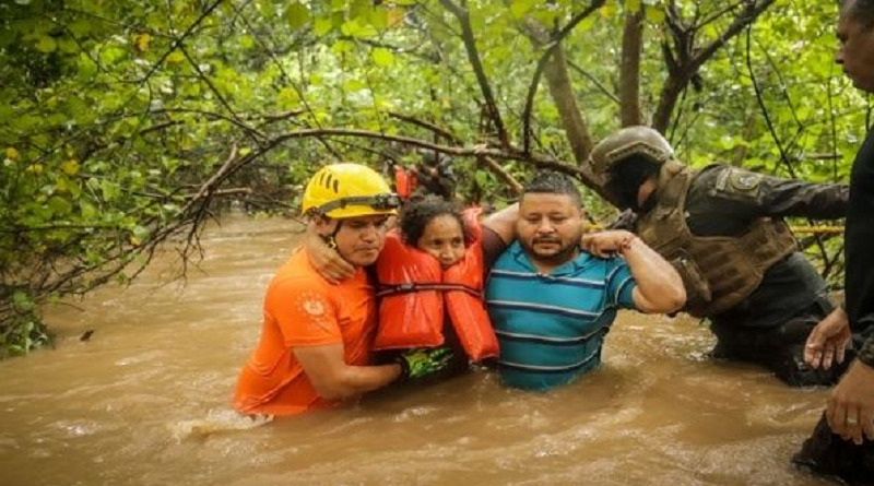 Evacúan a familias por desbordamiento de río en El Salvador