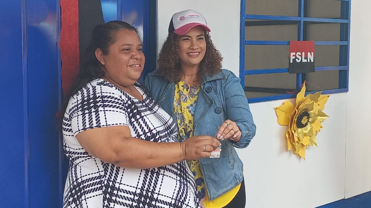 Familia afectada por lluvias recibe casa nueva en Managua