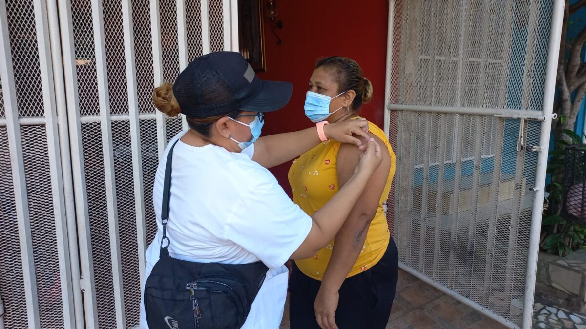 Acercan jornada de vacunación contra la Covid-19 a habitantes del barrio San Sebastián