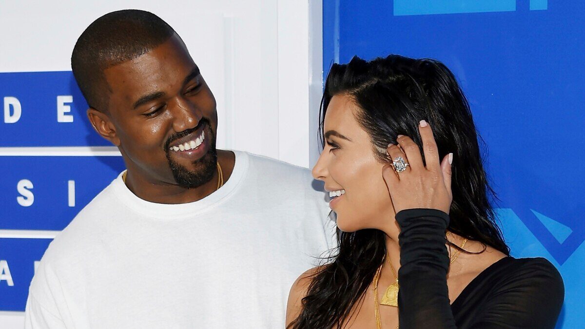 Kanye West accede al divorcio con Kim Kardashian