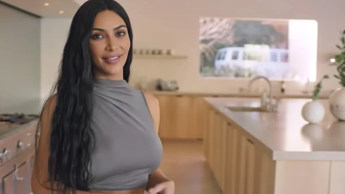Kim Kardashian decora su mansión con una casa gigante de galleta de U$1.800