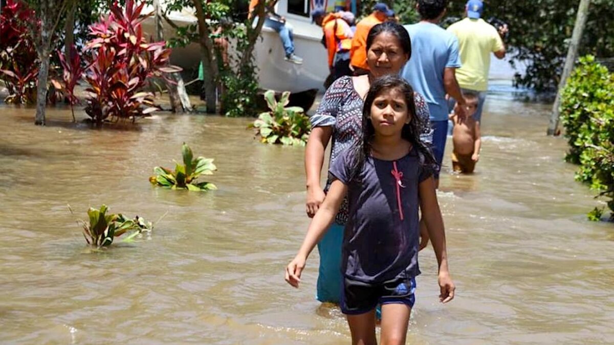 Fuertes lluvias desbordan río y causan severos daños en Venezuela