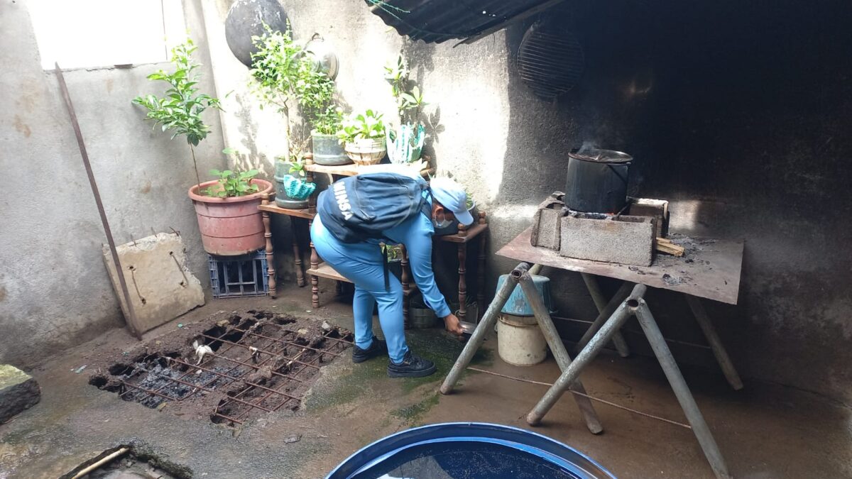 Eliminan mosquitos con aplicación del Larvicida BTI en viviendas del barrio Anexo Buenos Aires