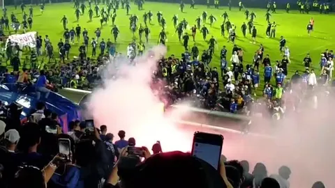 Al menos 125 muertos dejan disturbios tras partido de fútbol en Indonesia