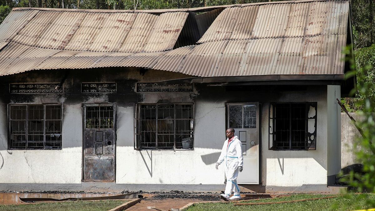 Al menos 11 muertos deja incendio en una escuela de Uganda