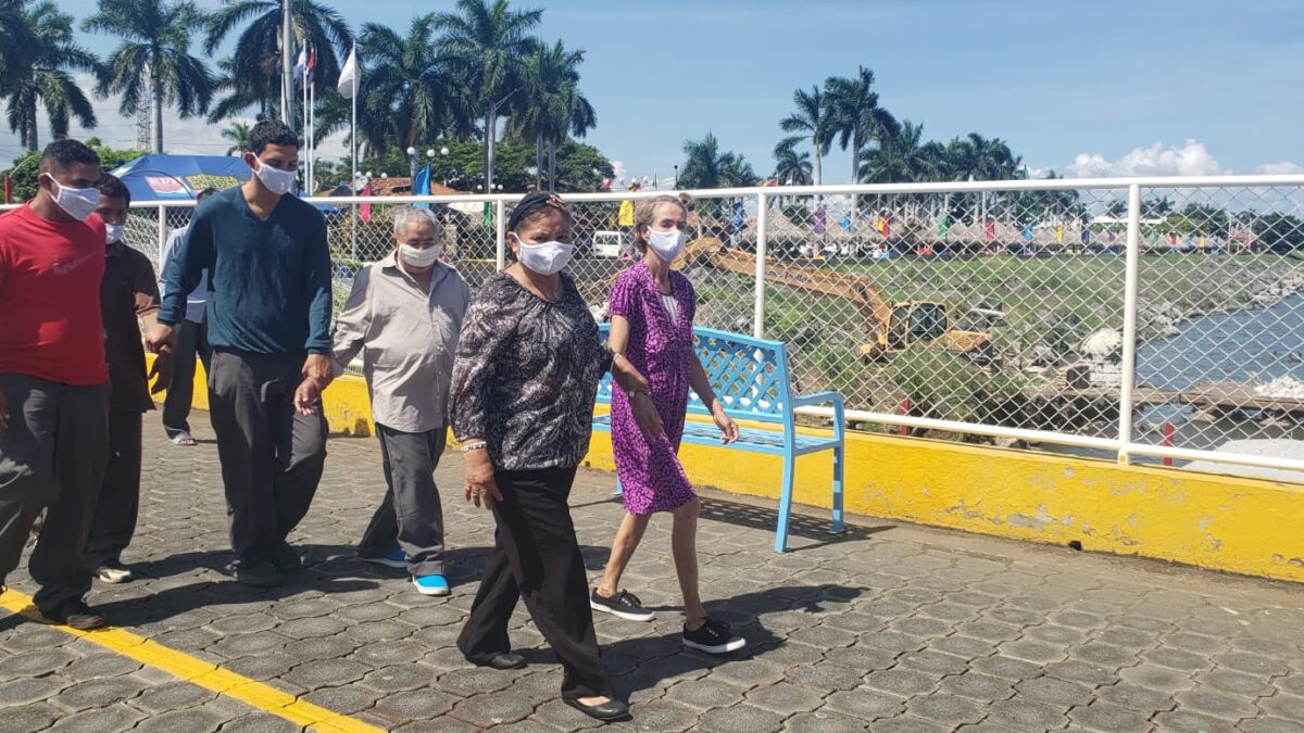 Pacientes del hospital Psicosocial disfrutan en el Puerto Salvador Allende