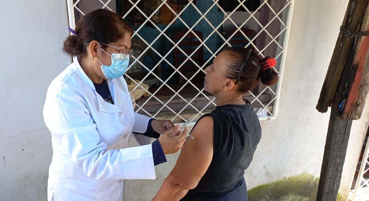Más personas se vacunan contra la Covid-19 en barrios de la capital