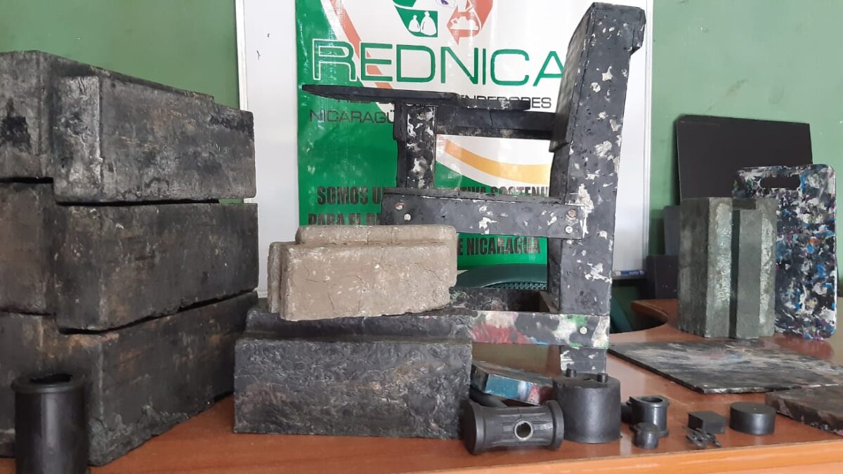 Recicladores nicaragüenses elaboran bloques y otros materiales de construcción