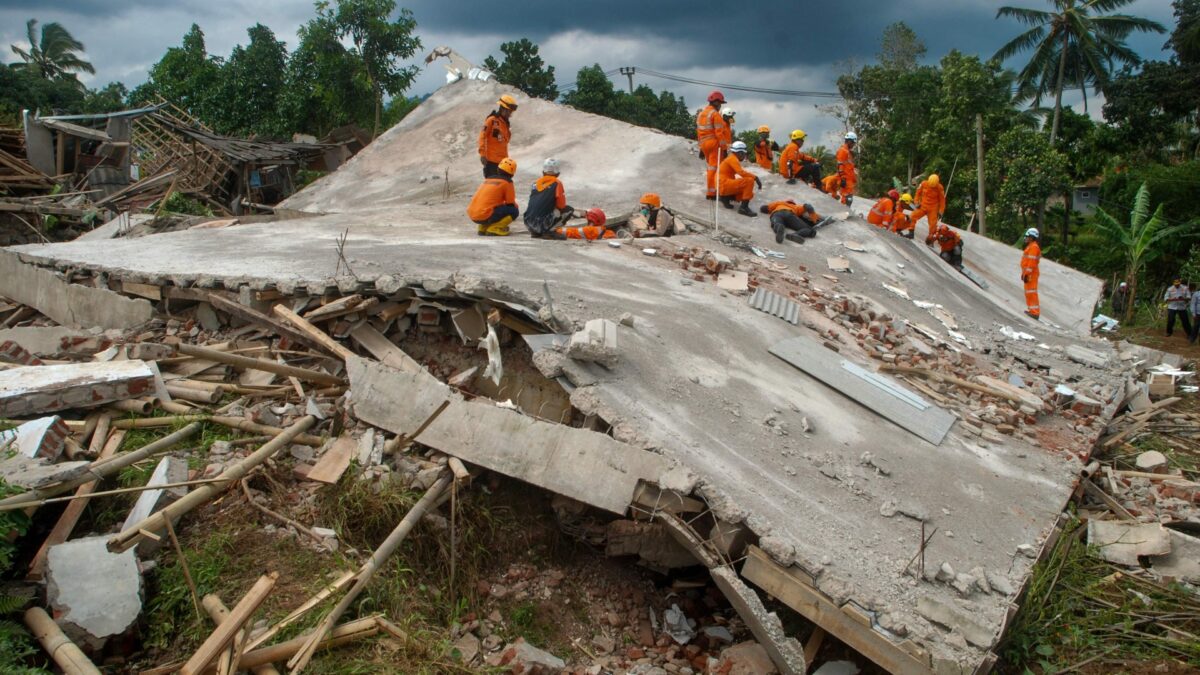 Aumenta el número de muertos por terremoto en el oeste de Java, Indonesia