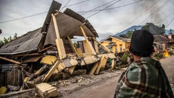 Aumentan a 268 los decesos tras el terremoto en Indonesia