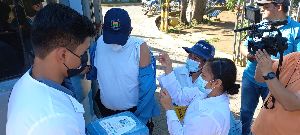 Habitantes de Ciudad Sandino se interesan por la vacuna contra la Covid-19