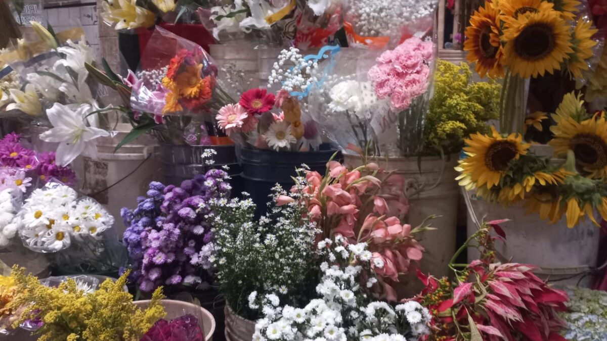 Comerciantes del Huembes ofrecen flores y decoración completa de altares