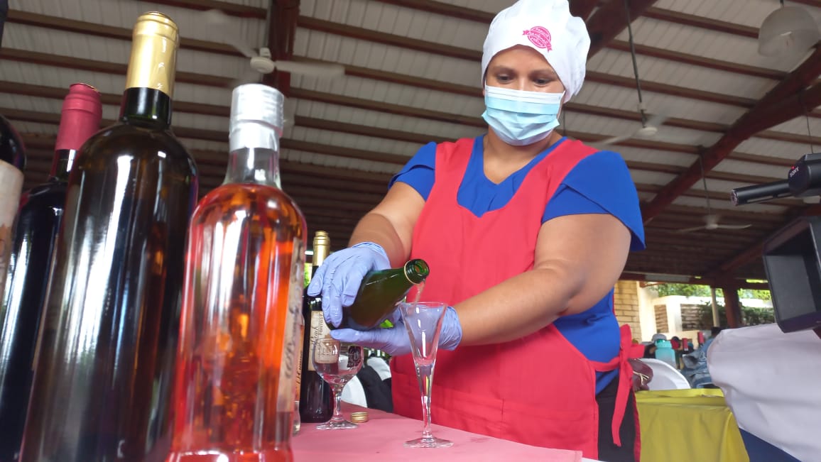 Dueños de negocios de vinos aprenden a elevar la calidad de su producción