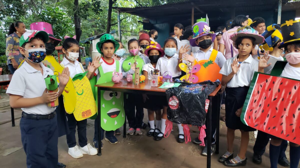 Estudiantes del colegio República de Colombia presentan creaciones a base de materiales reciclados