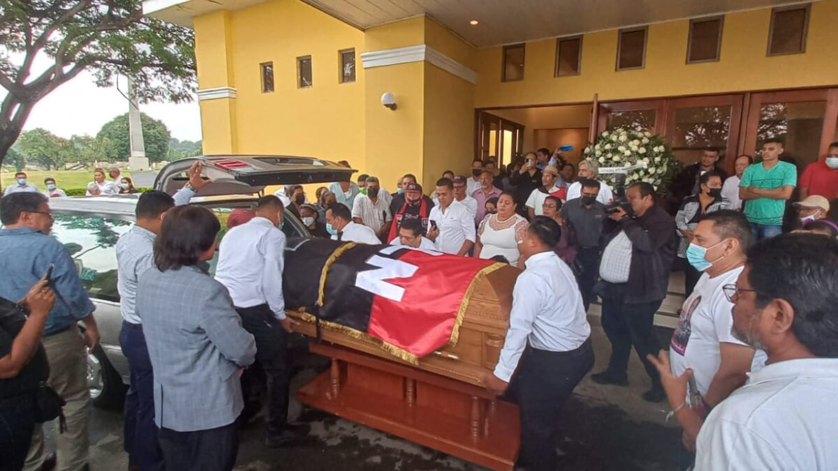 Familiares y amigos dan el último adiós al dirigente sindical Roberto González