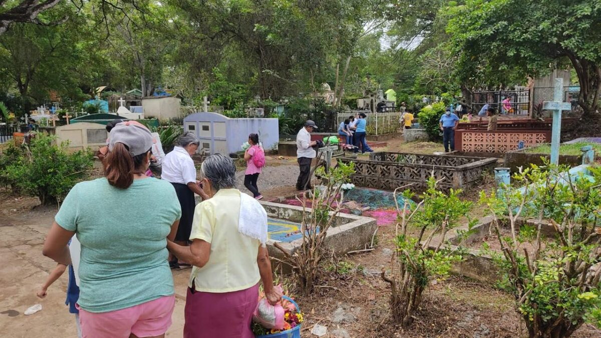 Familias visitan cementerios de la comunidad de Monimbó